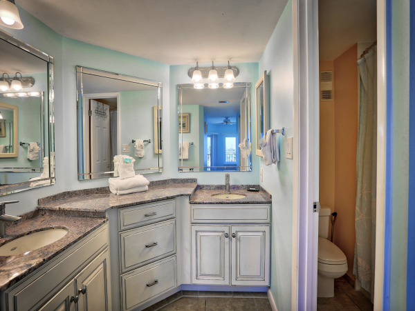 Luxurious Bayfront Condo Steps to beach